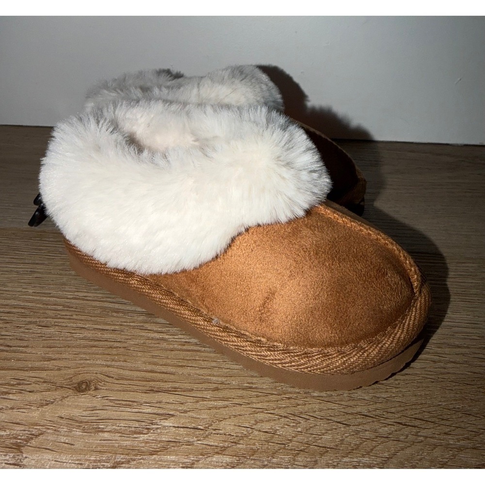 Baby faux fur slippers size 9/10